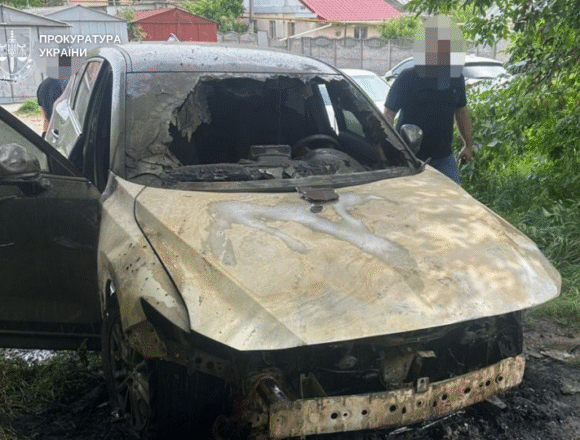 Жінку з Дніпра, яка втягнула сина у «заробіток» на підпалі авто, засудили