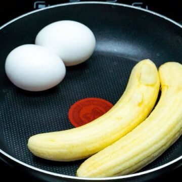 Десерт нашвидкуруч: банановий пиріг на сковороді