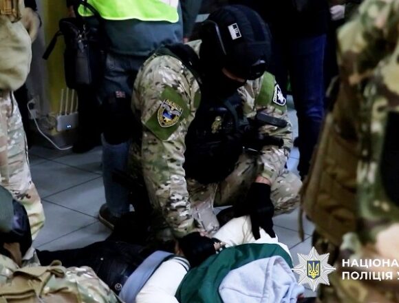 Злочинна група з Дніпропетровщини переправляла чоловіків за кордон