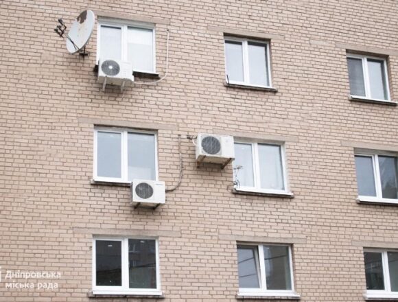 У Дніпрі реалізують міжнародний проєкт з невідкладного відновлення житла після обстрілів
