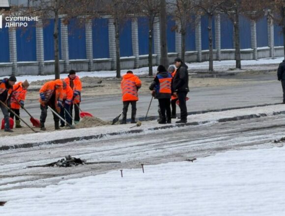 1 Унаслідок атаки російських дронів на дороги Дніпра вилилось 300 тонн олії