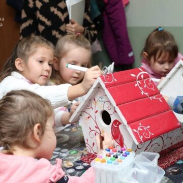 У Дніпрі діти створюють модульні годівниці для тварин