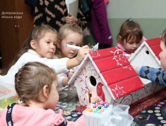 9 У Дніпрі діти створюють модульні годівниці для тварин