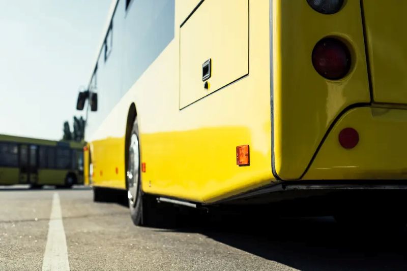 1 У Дніпрі розпочинають роботу автобуси до міських кладовищ
