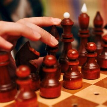 1 На Дніпропетровщині шаховий гурток для дітей з порушеннями зору отримав спецінвентар