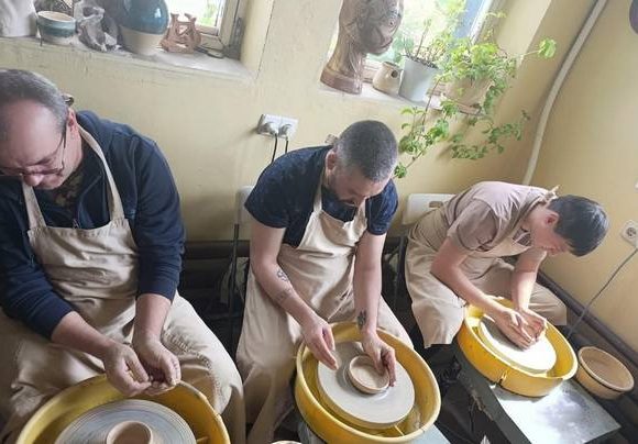 Арттерапію для ветеранів та правоохоронців провели у «Майстерні кераміки»