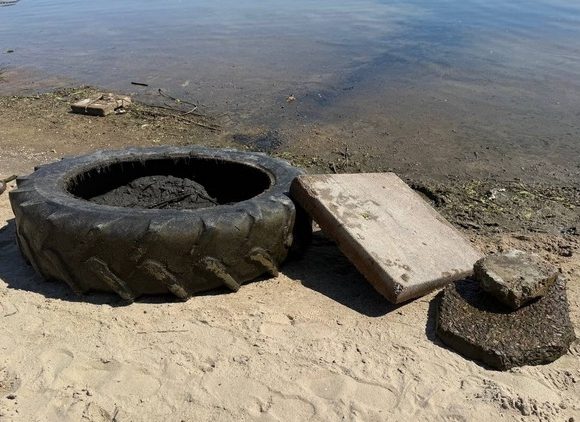 Пляжі Дніпра У Дніпрі готують пляжі до літа: з водойм дістають небезпечне сміття