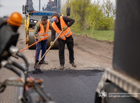 На Дніпропетровщині ремонтують ключові дороги для логістики та евакуації