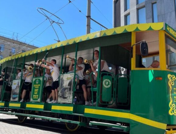 У Дніпрі проведуть незвичну екскурсію на туристичному трамваї