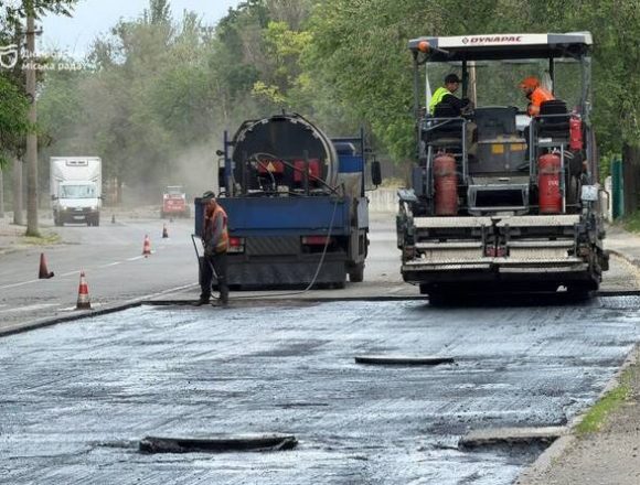 сезонний ремонт автошляхів У Дніпрі триває ремонт доріг після зимових пошкоджень