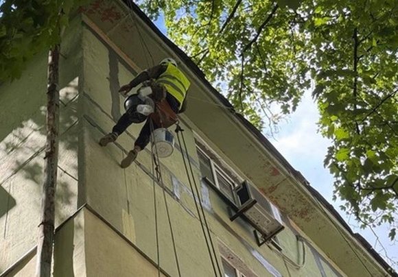 У Дніпрі продовжують ремонт міжпанельних швів у багатоквартирних будинках