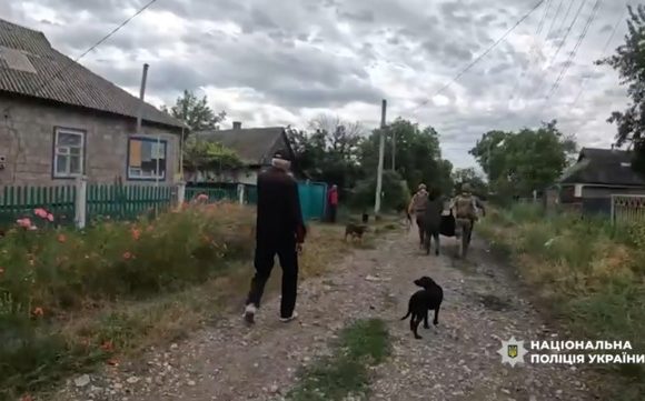 Поліцейські допомагають жителям Межової покинути зону небезпеки