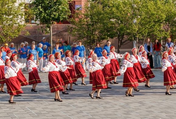 На Успенській площі в Дніпрі пройшов фестиваль енергії та довголіття На Успенській площі в Дніпрі пройшов фестиваль енергії та довголіття