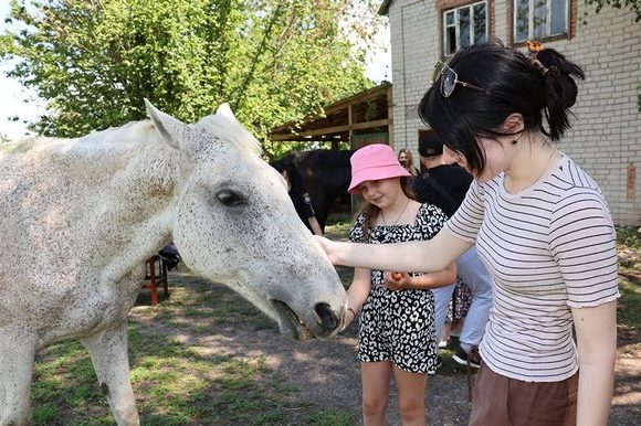 Для ветеранів П’ятихатської громади організували відпочинок на кінній фермі