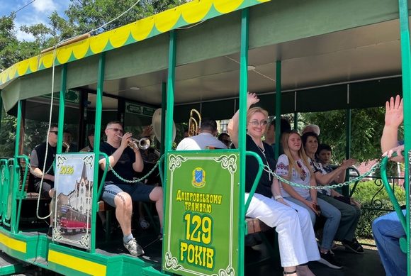 Жива музика і подорож у часі: у Дніпрі курсував святковий ретротрамвай