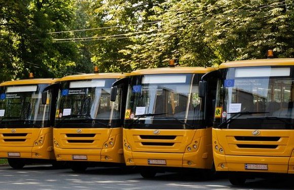 На Дніпропетровщині громадам передали нові шкільні автобуси