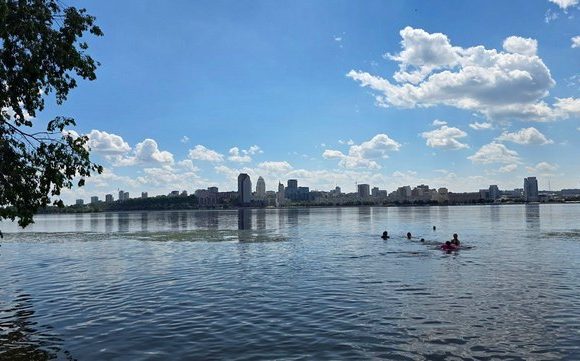 Дніпрян попередять про стан води на популярних місцях купання