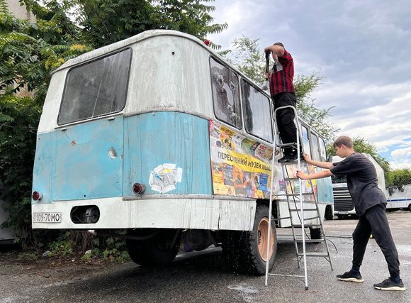 Музей «Машини Часу» власними силами відновлює пошкоджені експонати