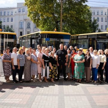 Школам Дніпропетровщини передали 13 сучасних інклюзивних автобусів