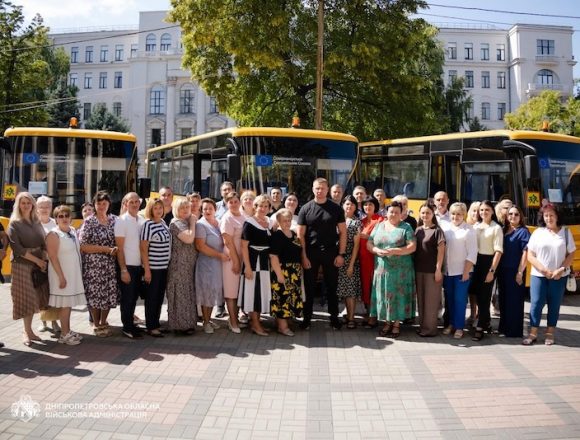 інклюзивний шкільний автобус Школам Дніпропетровщини передали 13 сучасних інклюзивних автобусів