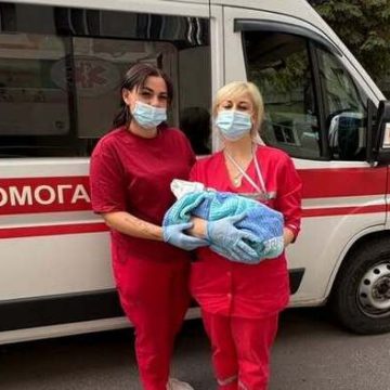 Дванадцята дитина: у Кам’янському медики екстрено прийняли пологи просто вдома