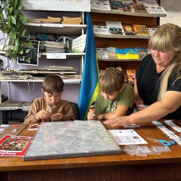 На Дніпропетровщині діти створювали картини з алмазної мозаїки