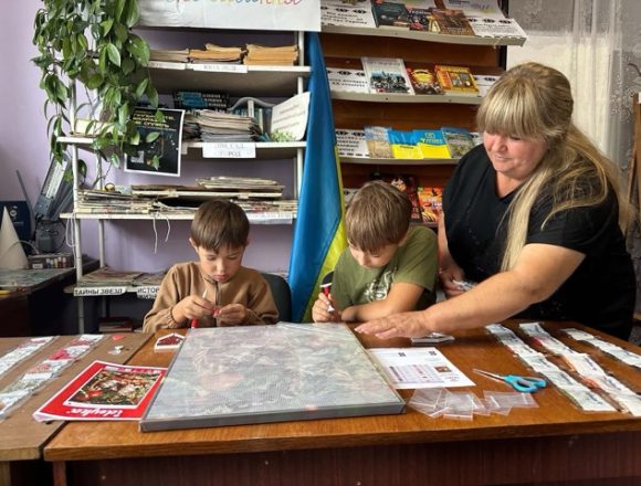 На Дніпропетровщині діти створювали картини з алмазної мозаїки