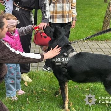 У Покрові поліцейські кінологи влаштували свято для дітей і підлітків