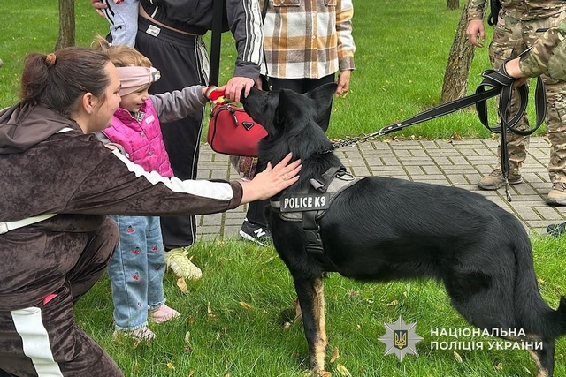 Хвостаті правоохоронці У Покрові поліцейські кінологи влаштували свято для дітей і підлітків