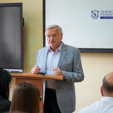 Олег Наливайко зустрівся зі студентами у Львові — средний размер Голова Держкомтелерадіо зустрівся зі студентами факультету журналістики ЛНУ