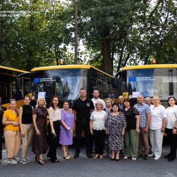 На Дніпропетровщині ліцеям передали ще 5 нових шкільних автобусів